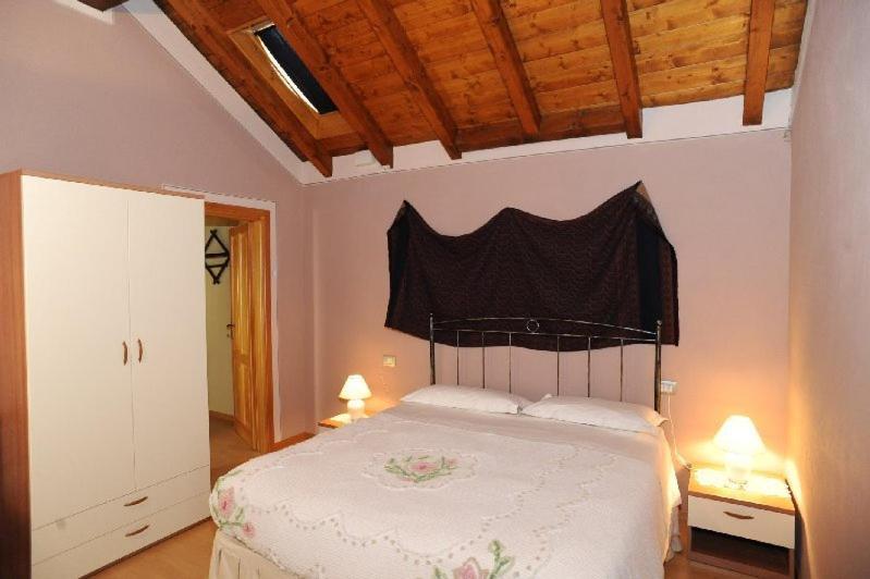 Appartamenti Vacanze E Camere Roccetta Fiorita เปตเตนาสโก ภายนอก รูปภาพ
