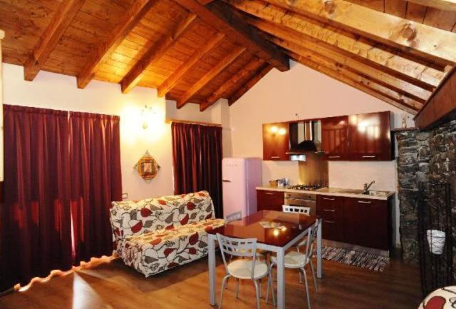 Appartamenti Vacanze E Camere Roccetta Fiorita เปตเตนาสโก ภายนอก รูปภาพ
